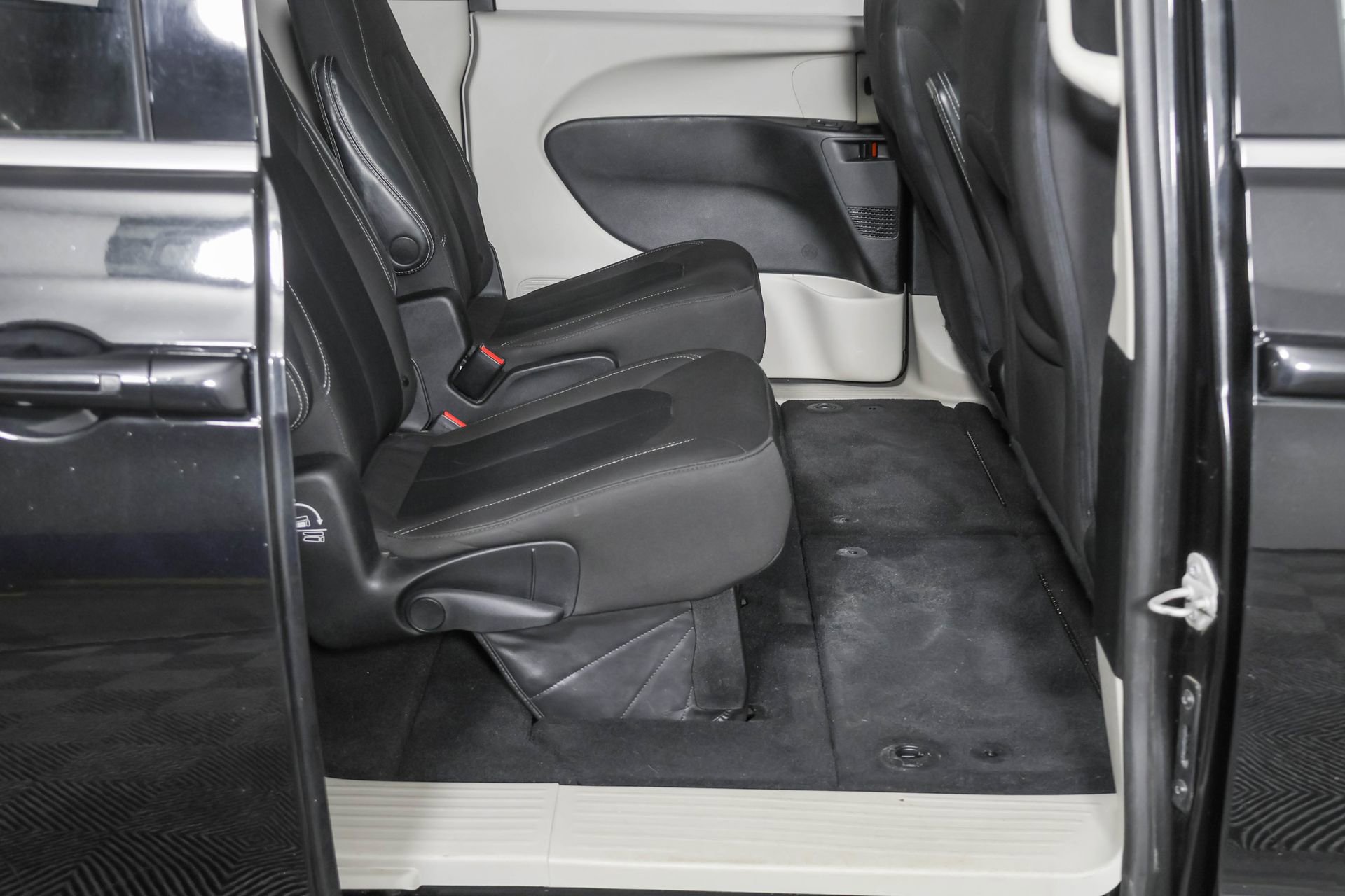 Used 2022 Chrysler Voyager LX image 39