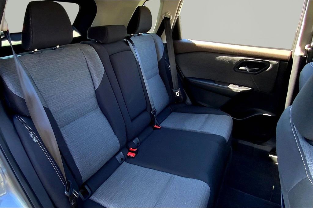 Used 2021 Nissan Rogue SV image 17