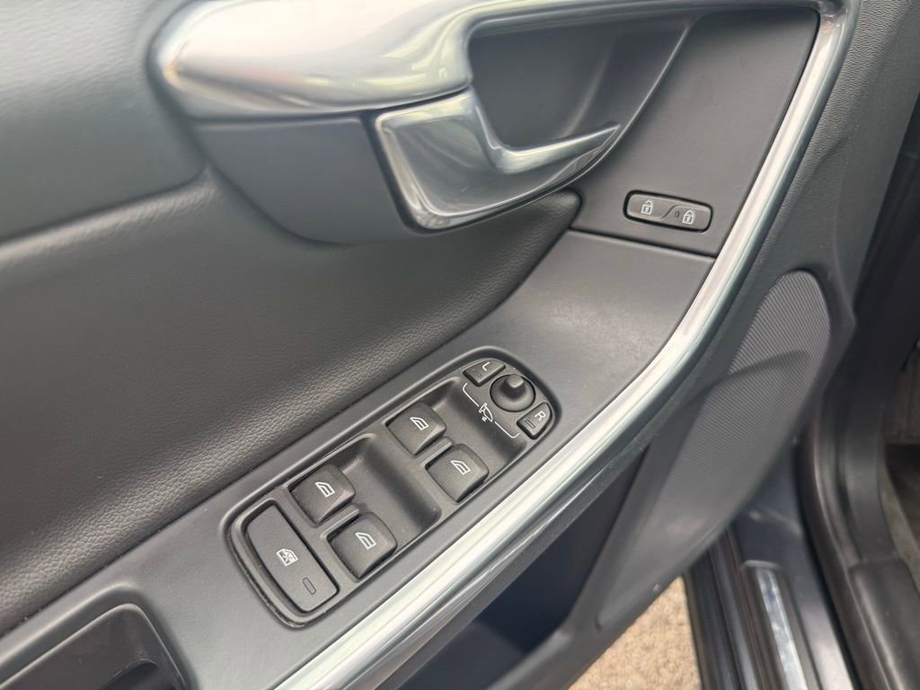 Used 2016 Volvo V60 T5 Premier w/ Convenience Package image 3