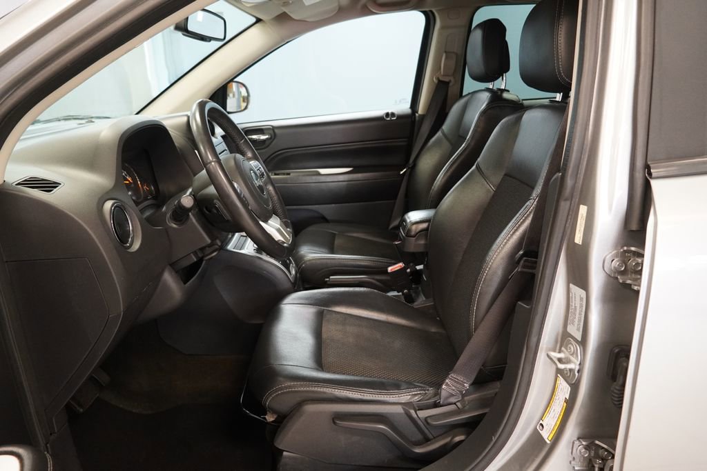 Used 2016 Jeep Compass Latitude AWD/4WD image 5