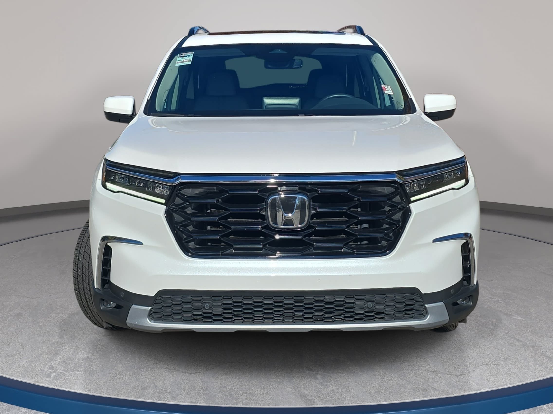 Used 2025 Honda Pilot Touring image 2