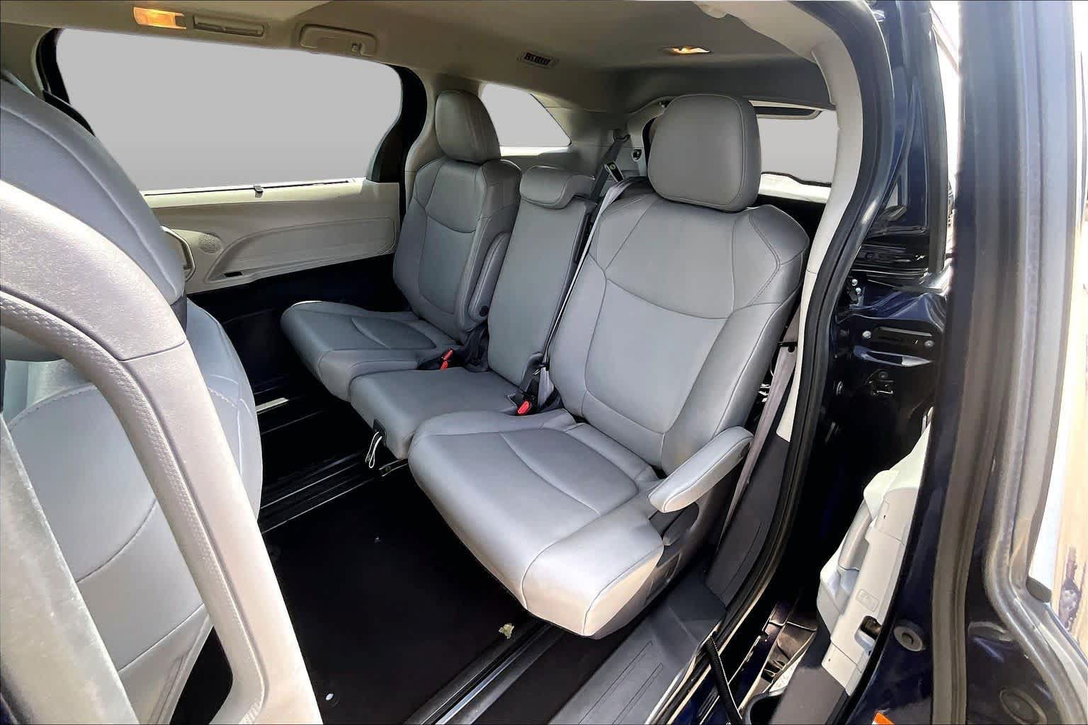 Used 2021 Toyota Sienna XLE FWD image 19