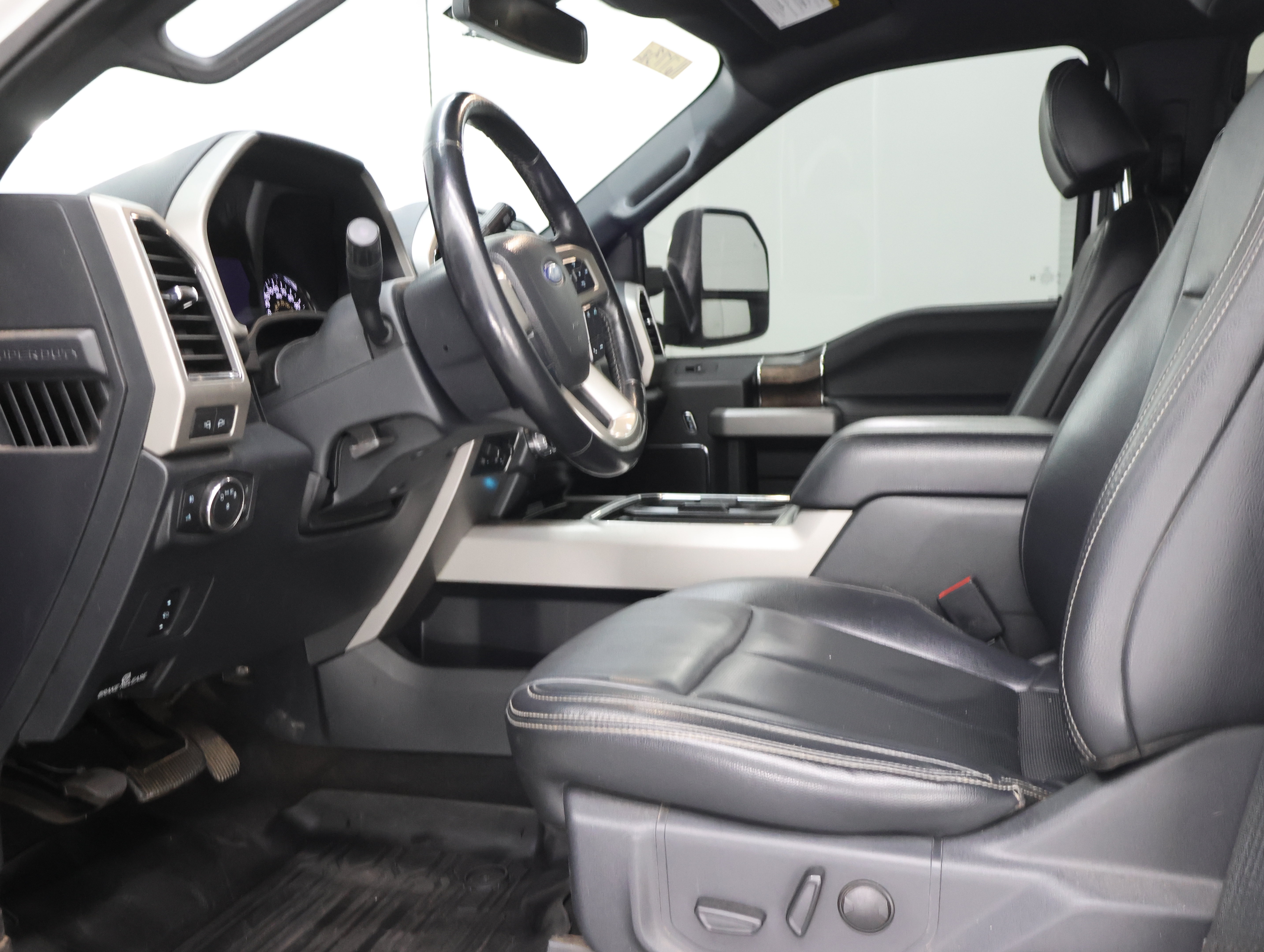 Used 2022 Ford F350 Lariat w/ Black Appearance Package AWD/4WD image 8