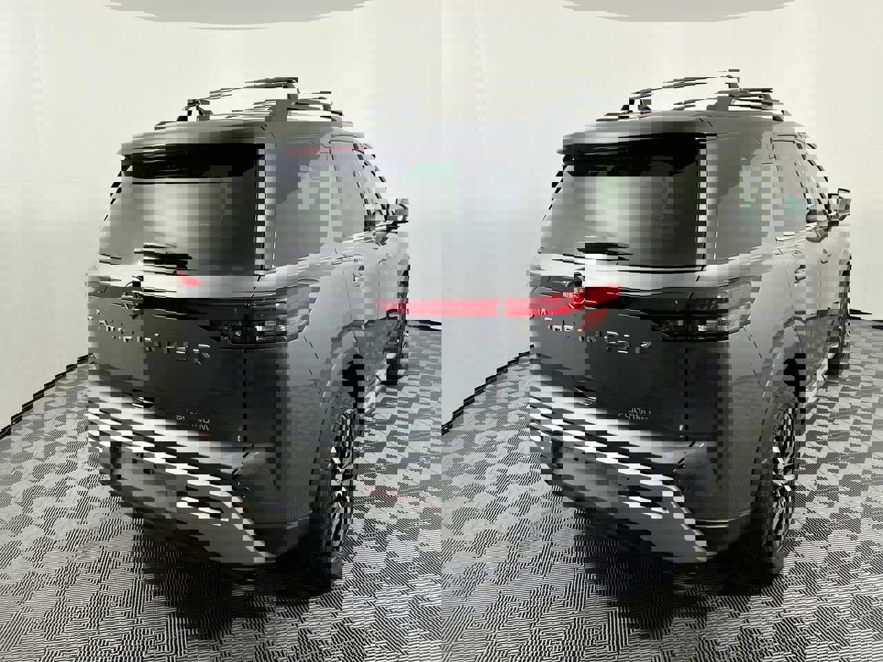 Used 2024 Nissan Pathfinder Platinum image 3