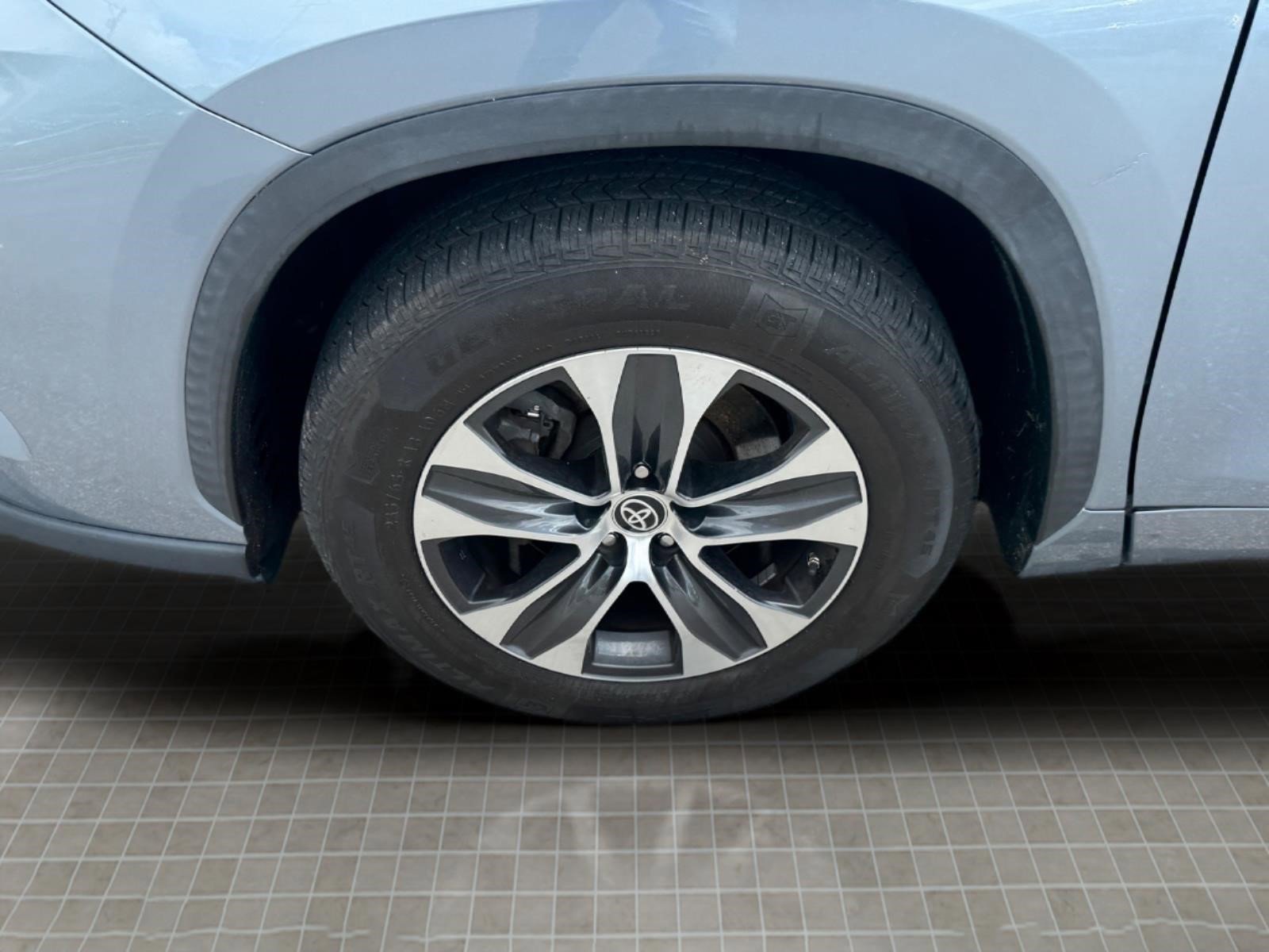 Used 2020 Toyota Highlander XLE FWD image 16