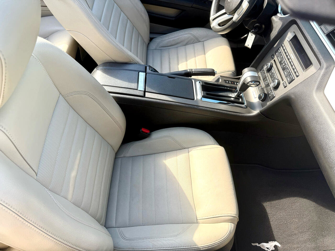 Used 2010 Ford Mustang Convertible image 29