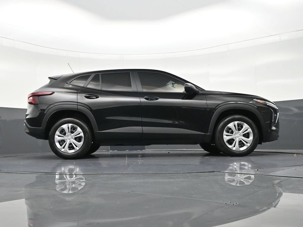 Used 2025 Chevrolet Trax LS image 28
