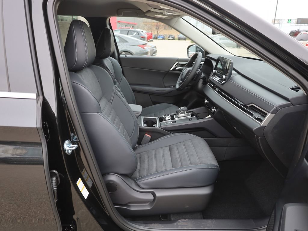 New 2025 Mitsubishi Outlander SE image 13