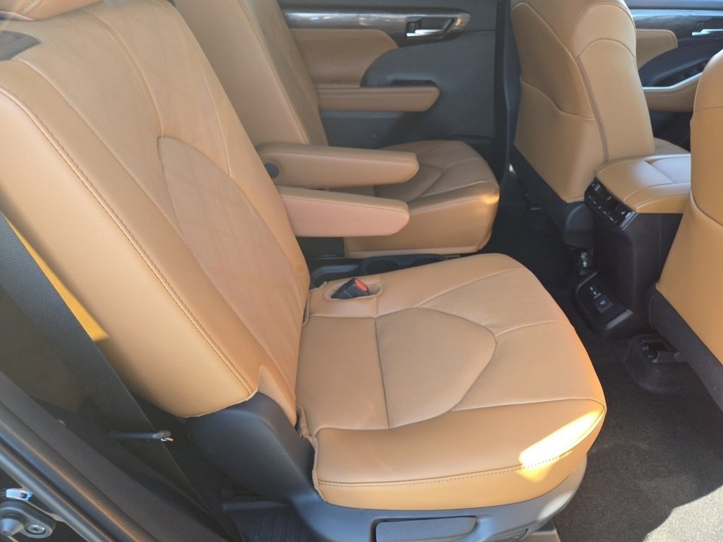 New 2026 Toyota Highlander Platinum image 31