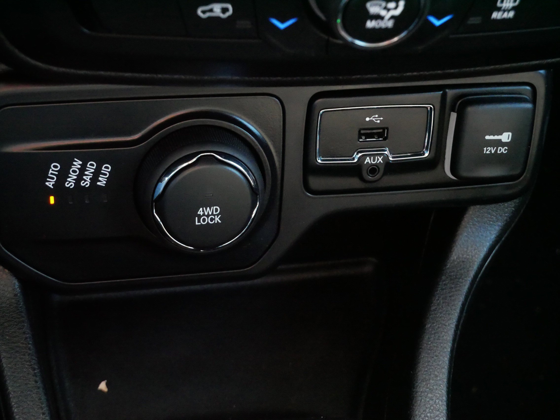 Used 2018 Jeep Renegade Latitude w/ Cold Weather Group image 24