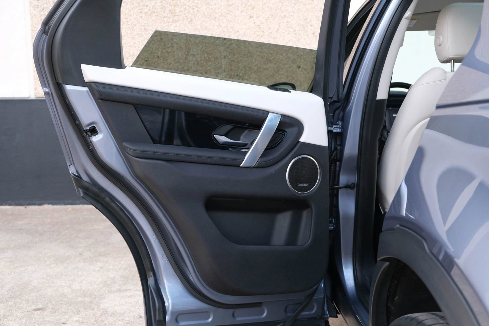 Used 2020 Land Rover Discovery Sport SE image 24