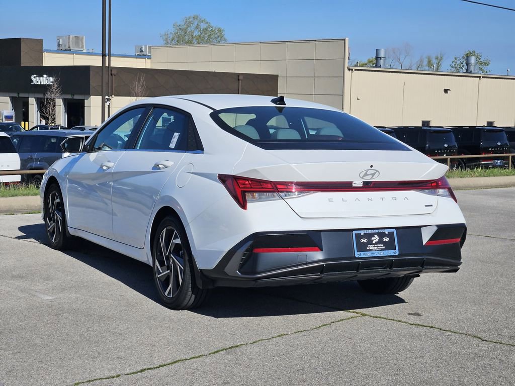 Used 2025 Hyundai Elantra Limited image 3