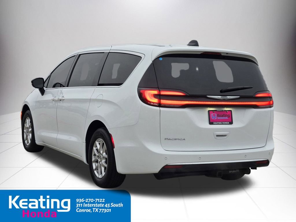 Used 2024 Chrysler Pacifica Touring image 8