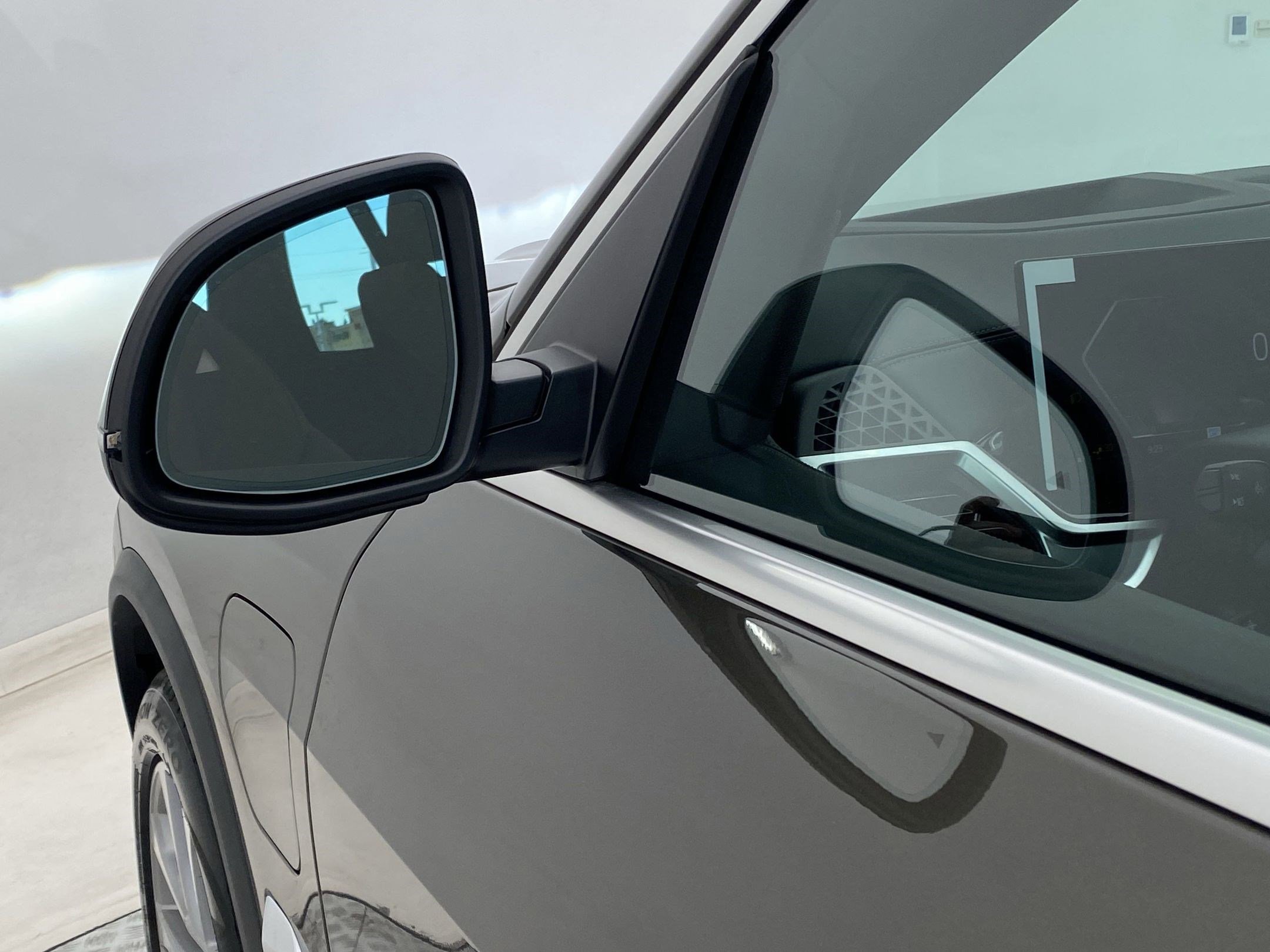 Used 2026 BMW X5 xDrive50e w/ Premium Package image 23