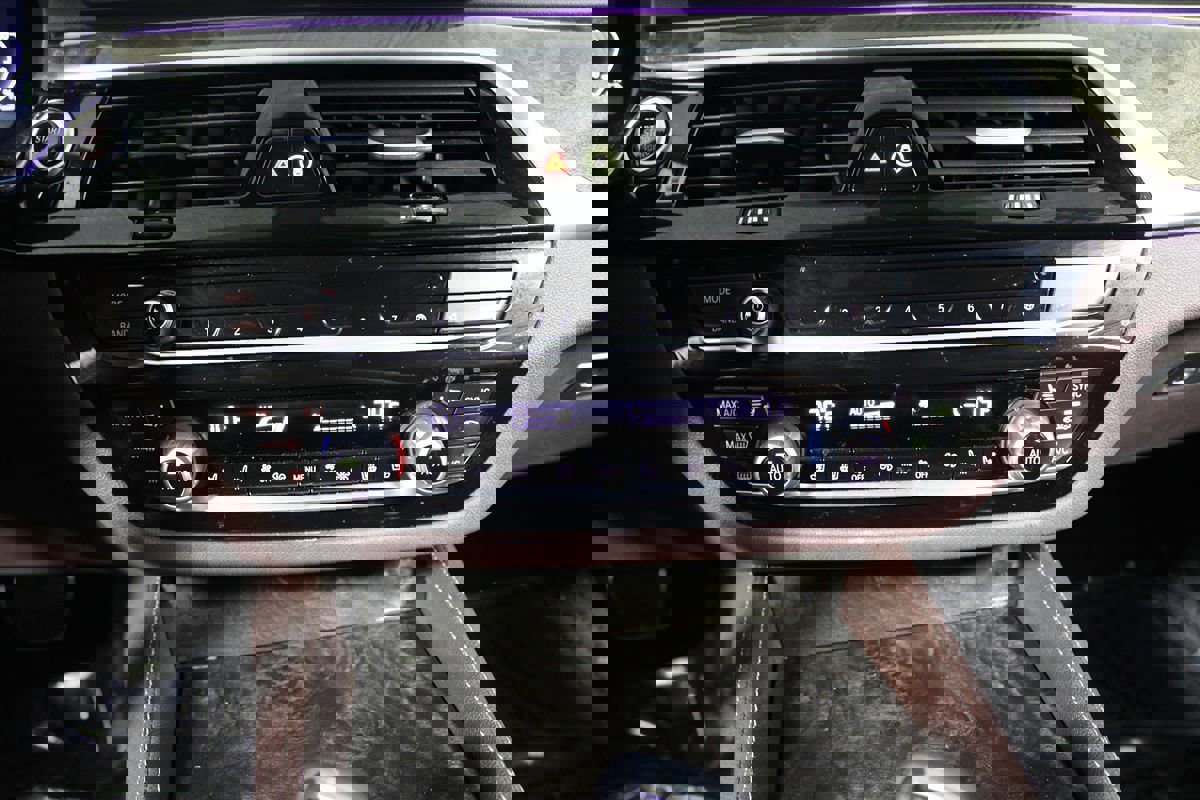 Used 2023 BMW 530e w/ M Sport Package image 10