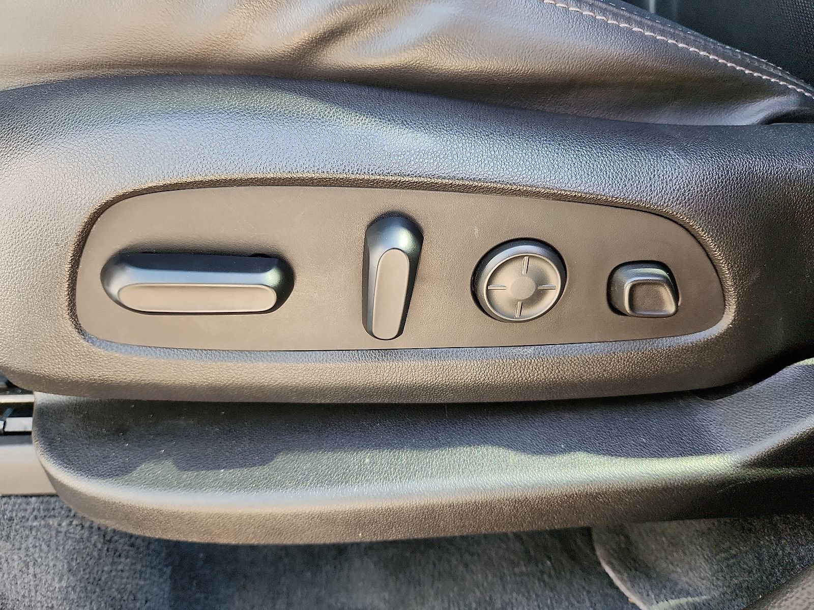 Used 2021 Buick Enclave Avenir w/ Avenir Technology Package AWD/4WD image 15