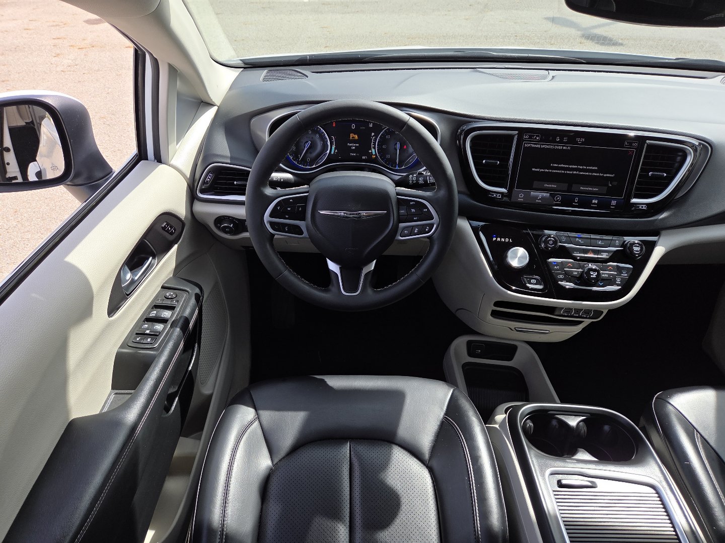 Used 2023 Chrysler Pacifica Touring-L FWD image 25