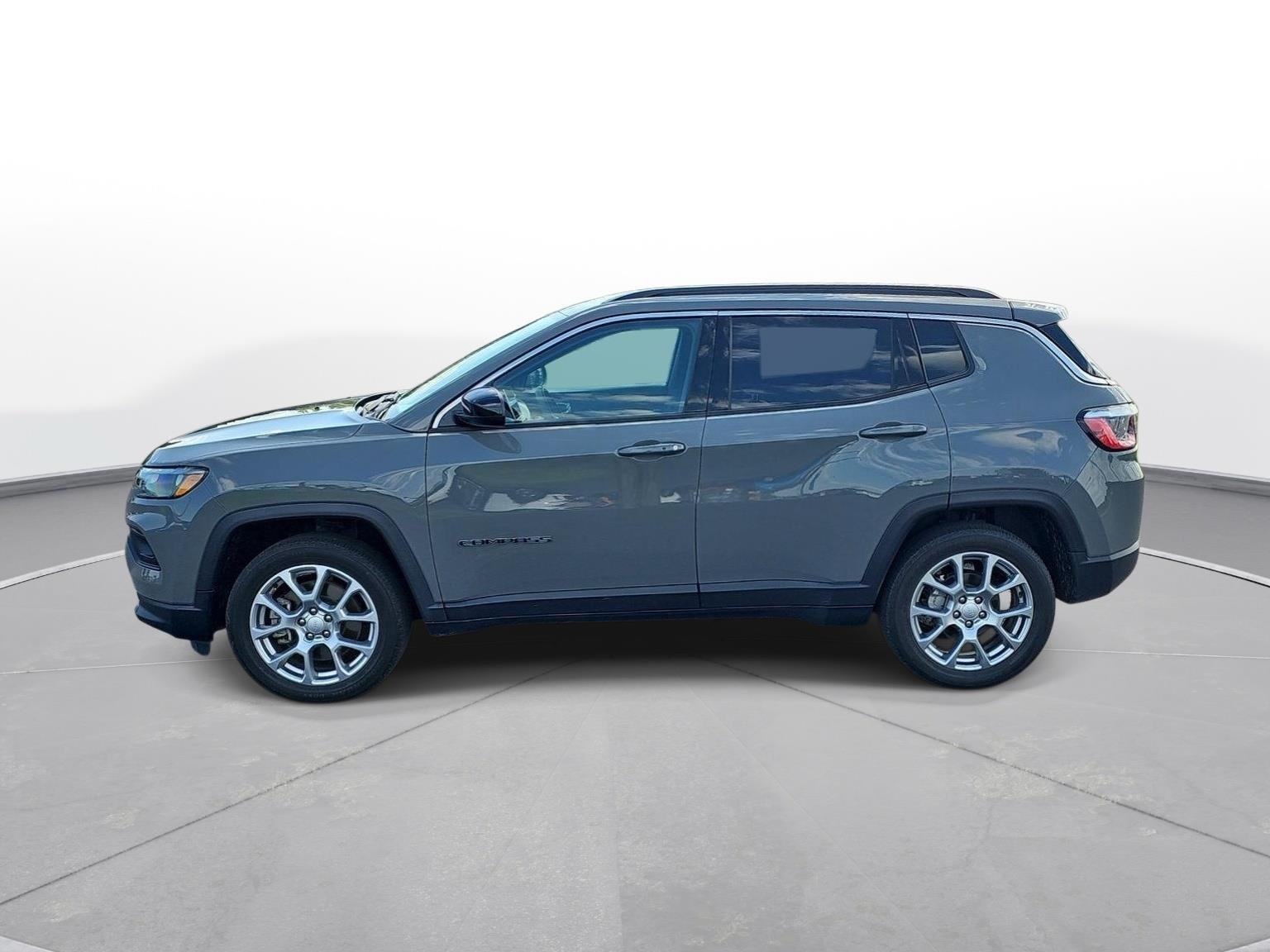 Used 2024 Jeep Compass Latitude AWD/4WD image 9