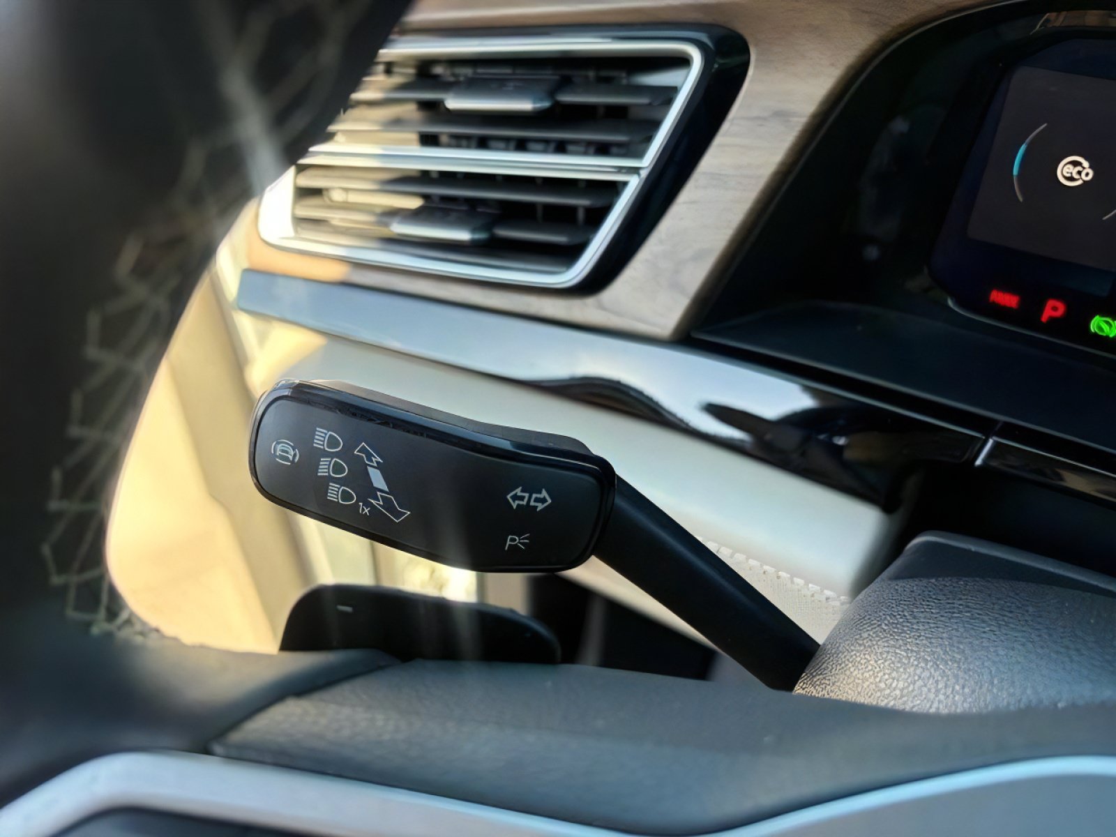 Used 2024 Volkswagen Atlas SE w/ Black Wheel Package FWD image 23