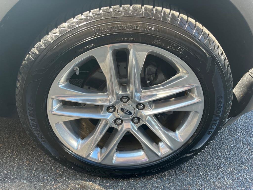 Used 2017 Ford Explorer XLT w/ Equipment Group 202A AWD/4WD image 9