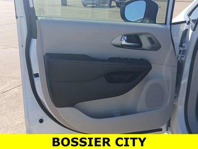 Used 2023 Chrysler Pacifica Touring-L image 21
