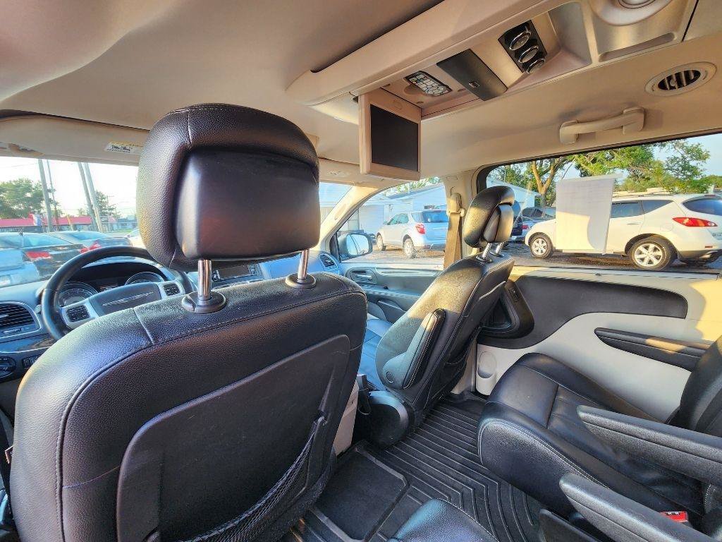 Used 2014 Chrysler Town & Country Touring w/ Driver Convenience Group FWD image 18
