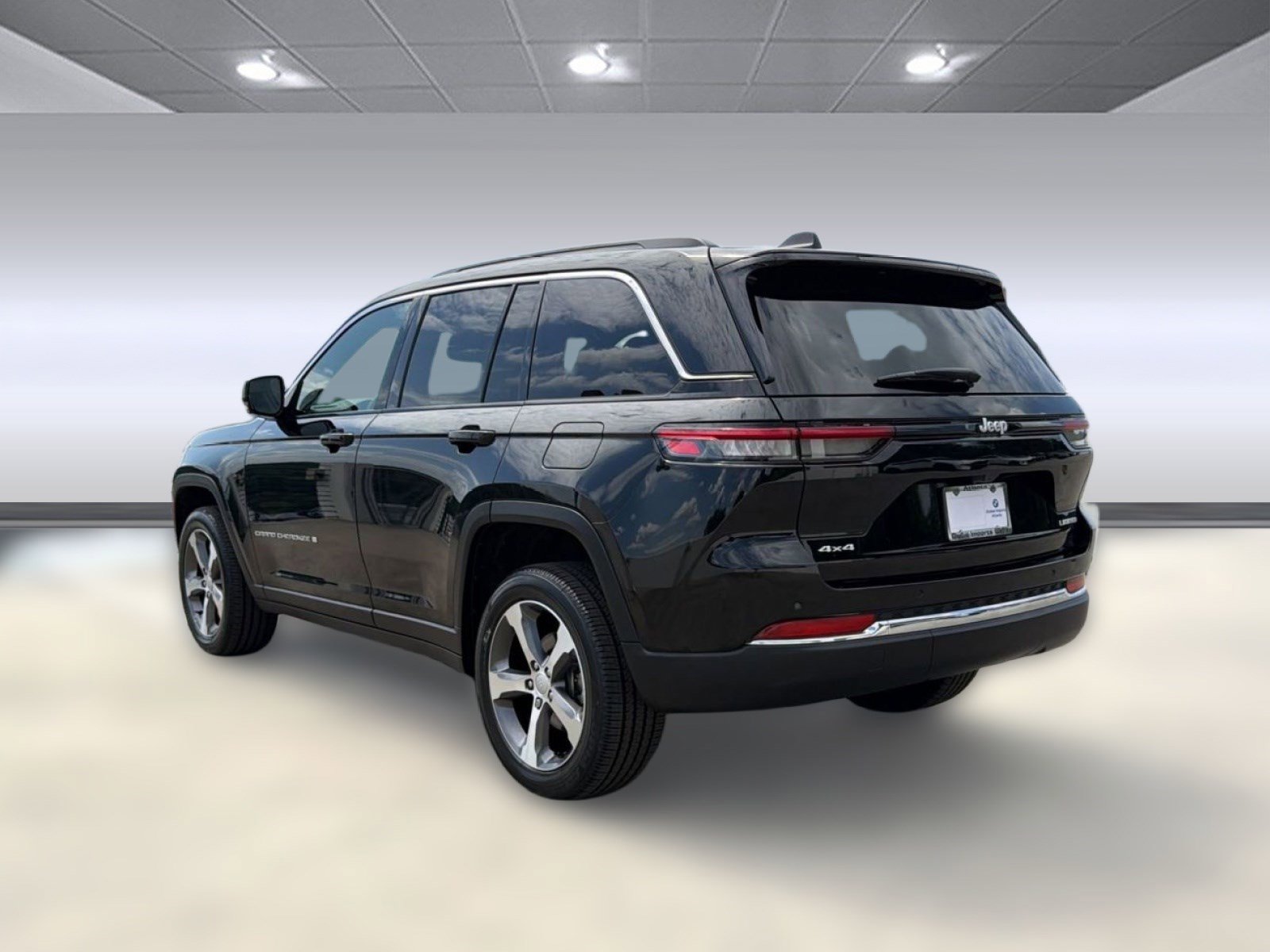 Used 2024 Jeep Grand Cherokee Limited AWD/4WD image 3