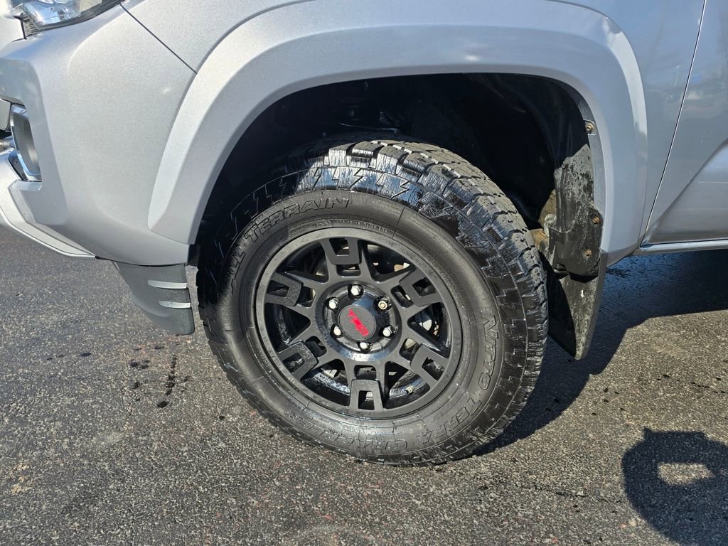 Used 2016 Toyota Tacoma Limited w/ Towing Package image 2