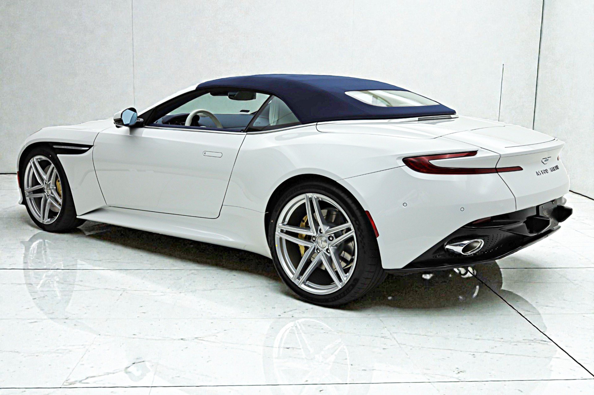 Used 2026 Aston Martin DB12 Convertible RWD image 28
