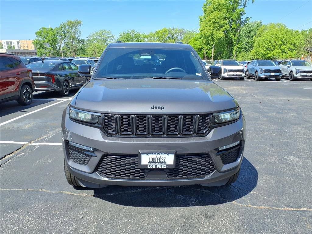 Used 2024 Jeep Grand Cherokee Limited w/ Black Appearance Package AWD/4WD image 34