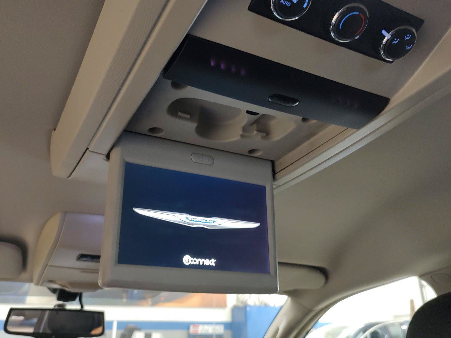 Used 2014 Chrysler Town & Country Touring-L w/ Trailer Tow Group FWD image 20