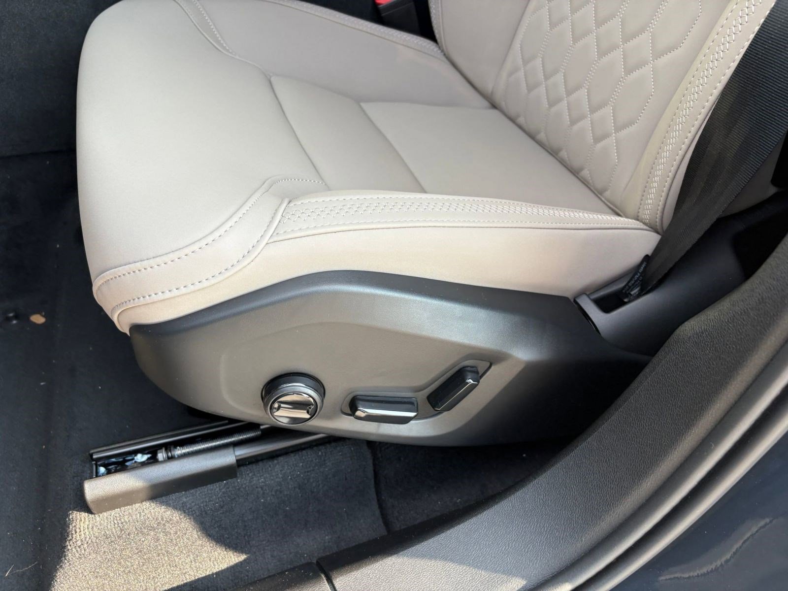 New 2026 Volvo XC60 B5 Plus w/ Protection Package Premier image 14