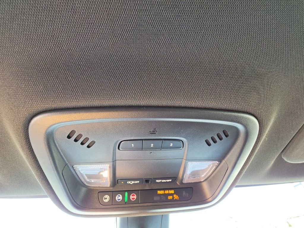 Used 2023 Chevrolet Traverse LT image 23