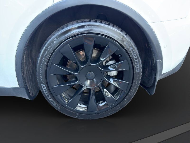 Used 2022 Tesla Model Y Long Range image 22