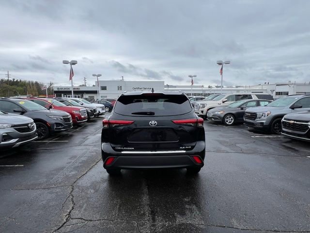 Used 2023 Toyota Highlander XLE AWD/4WD image 4