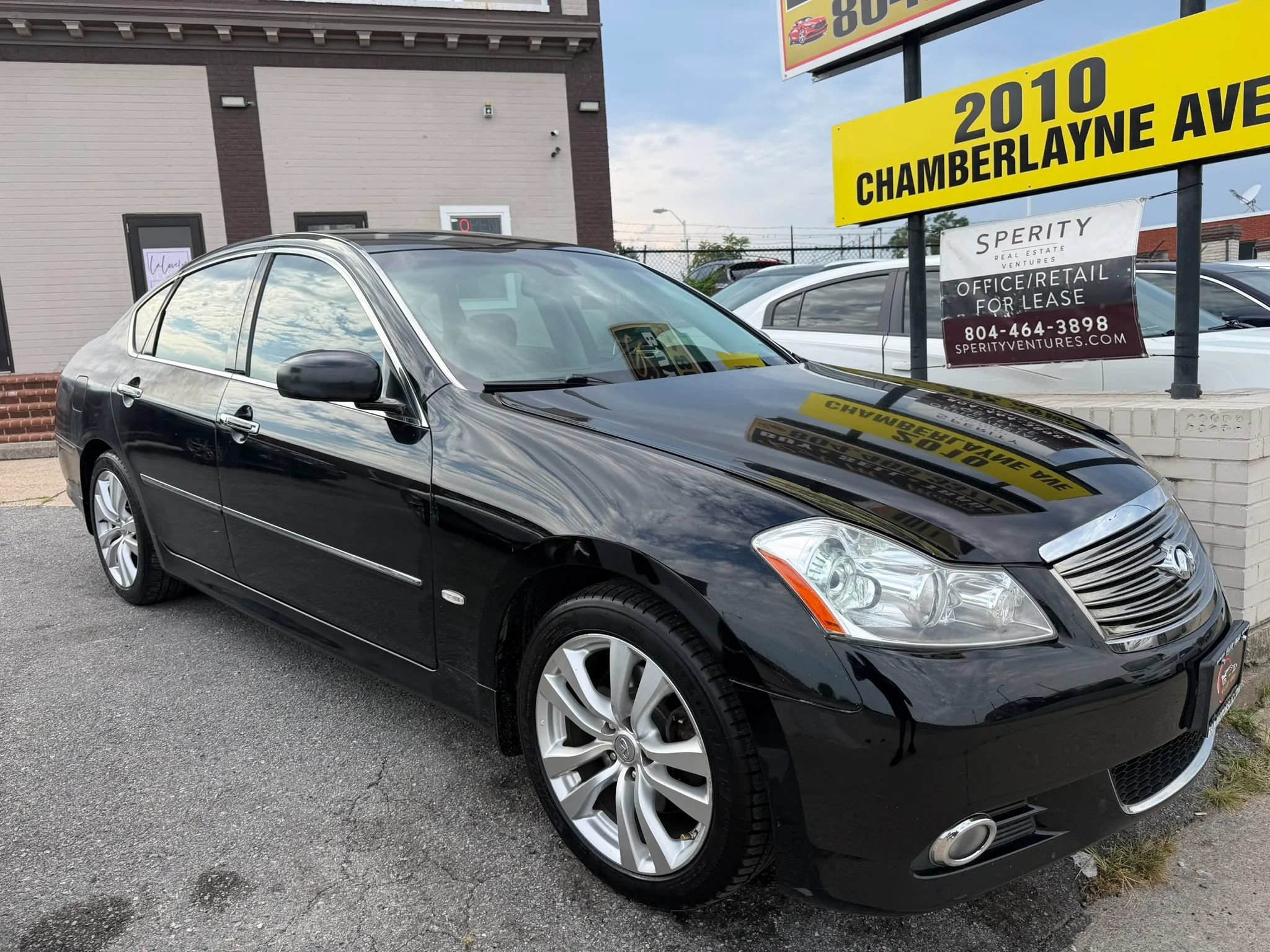 Used 2010 INFINITI M35 w/ Technology Pkg RWD image 2