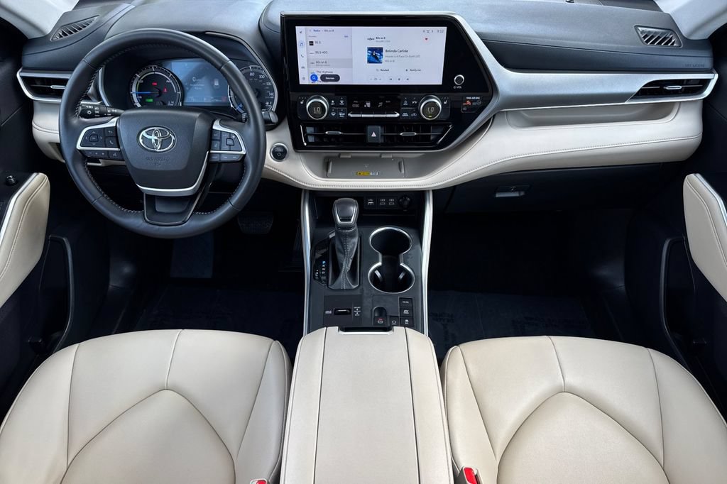 Certified 2025 Toyota Highlander XLE AWD/4WD image 12