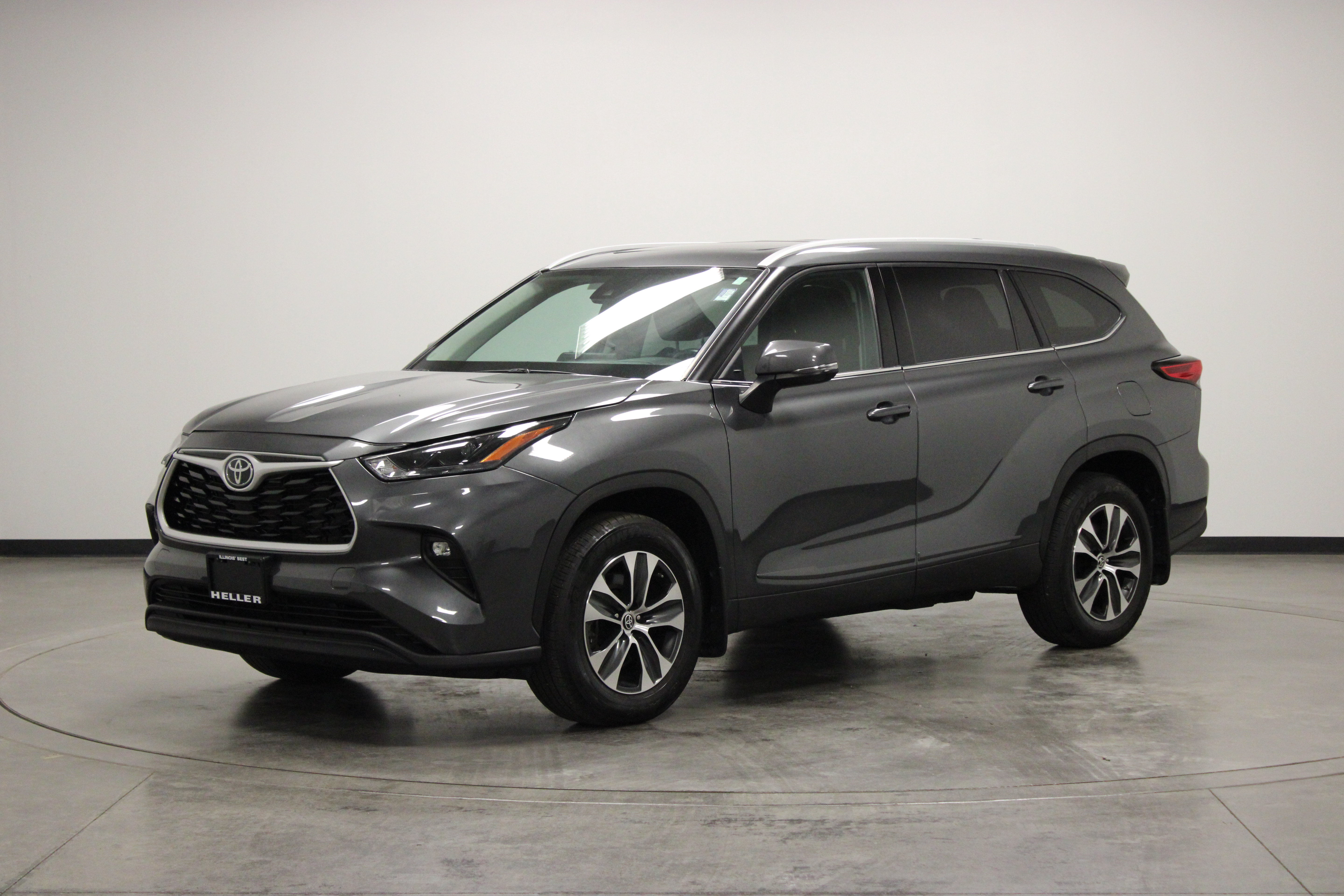 Used 2022 Toyota Highlander XLE AWD/4WD image 4