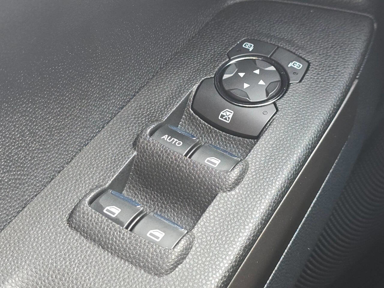 Used 2018 Ford EcoSport SE image 26