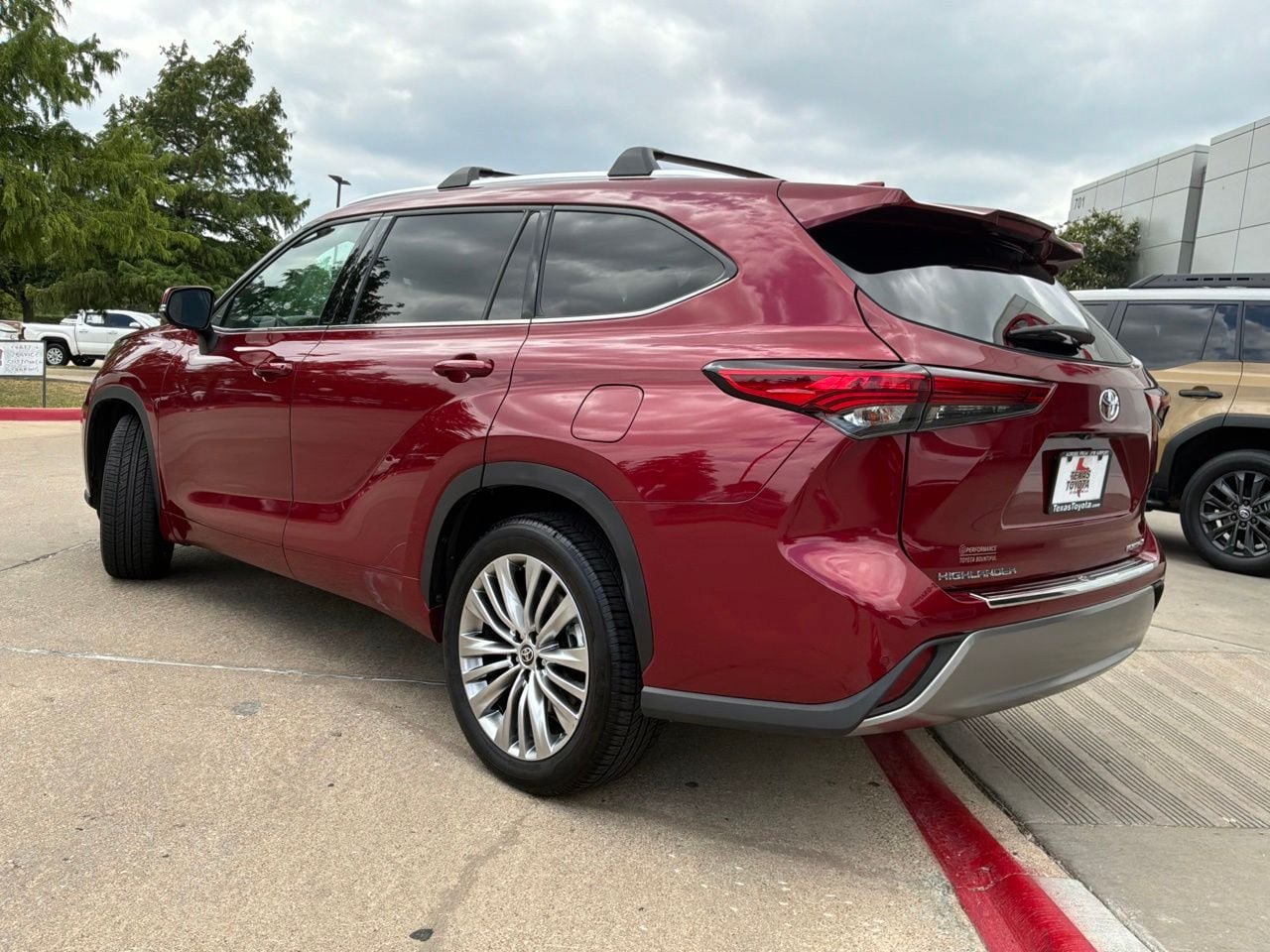 Used 2023 Toyota Highlander Platinum FWD image 8
