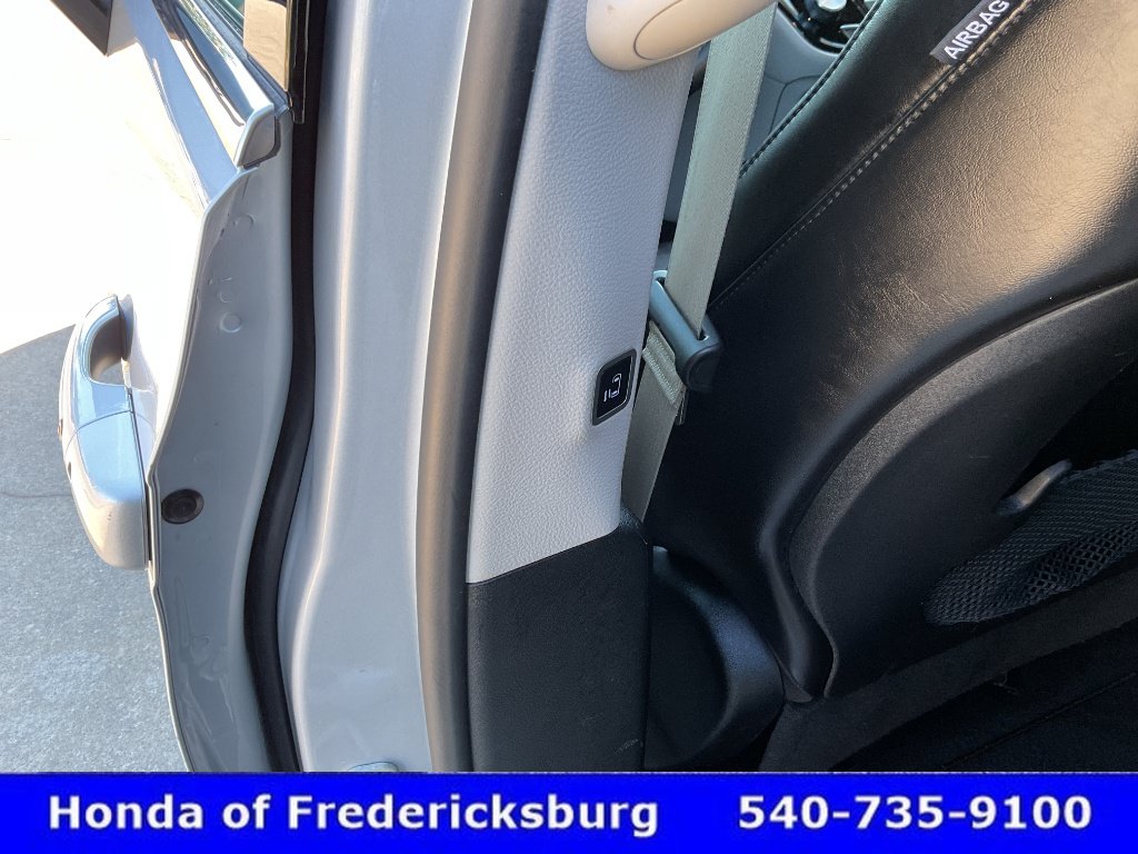 Used 2024 Chrysler Pacifica Touring-L FWD image 17