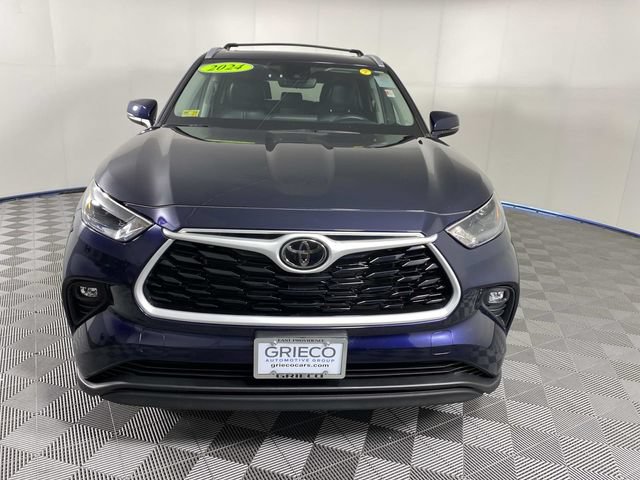 Used 2024 Toyota Highlander XLE AWD/4WD image 3
