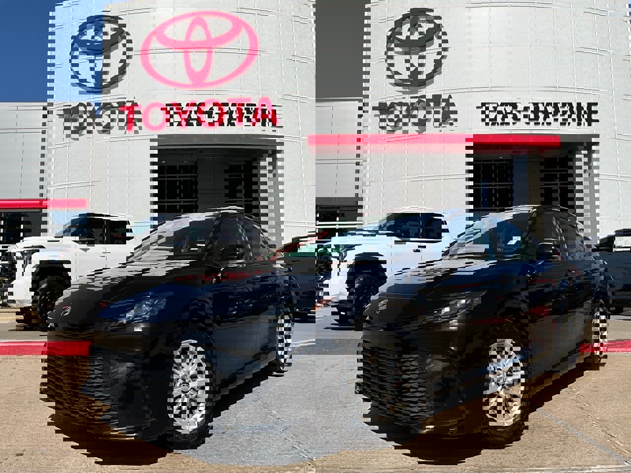 Used 2025 Toyota Camry LE image 2