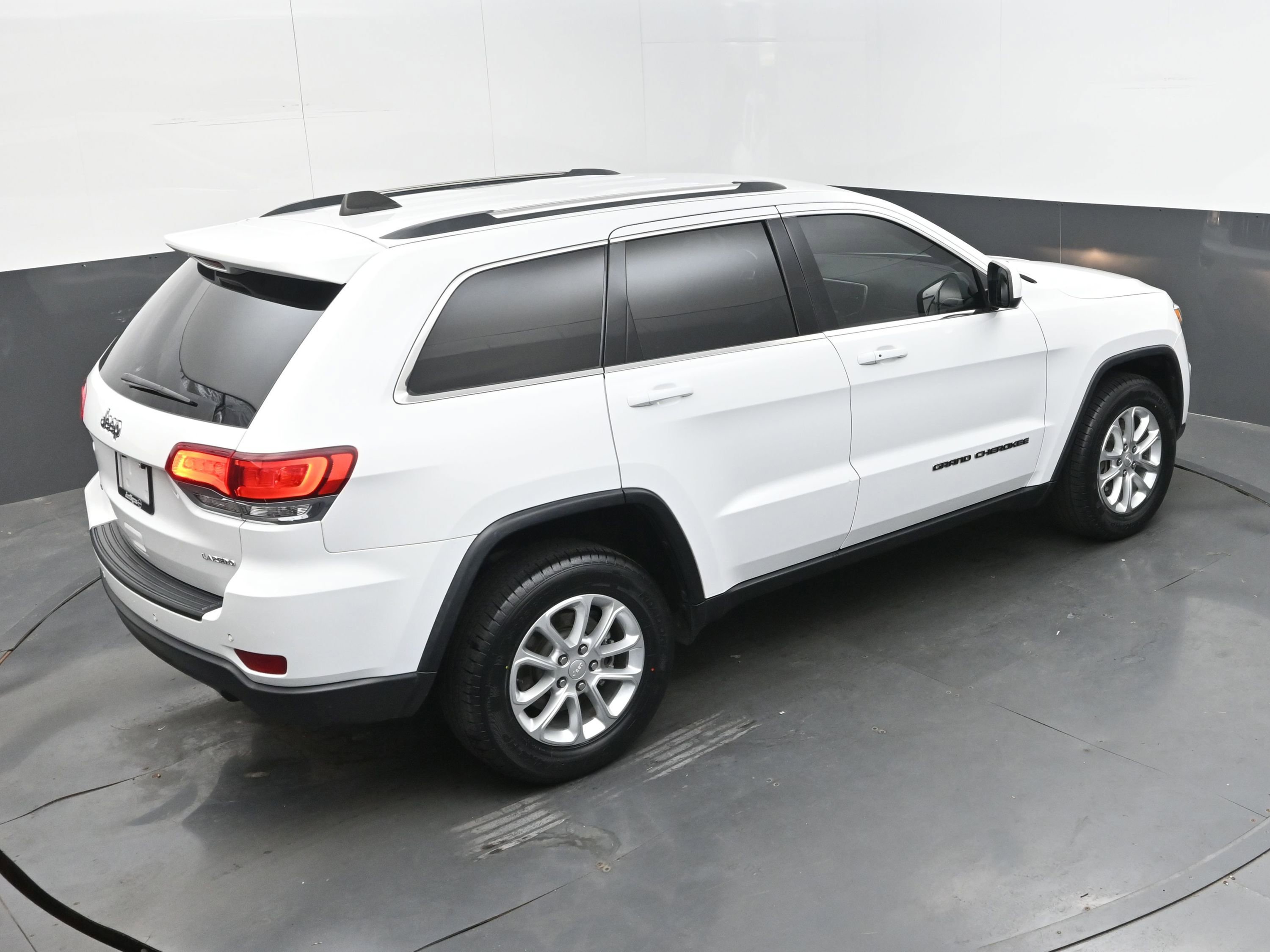 Used 2021 Jeep Grand Cherokee Laredo image 36