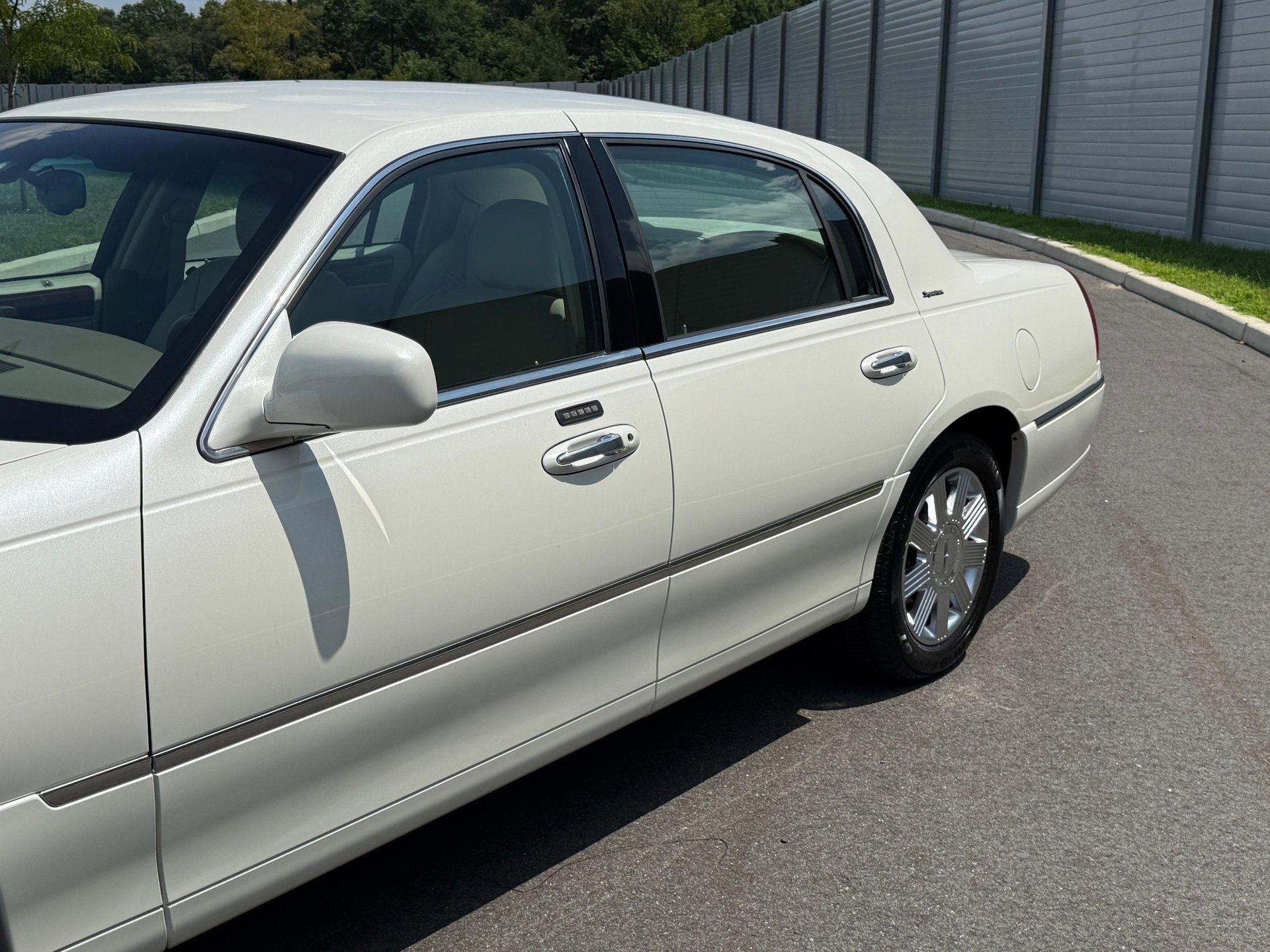 Used 2005 Lincoln Town Car Signature image 4