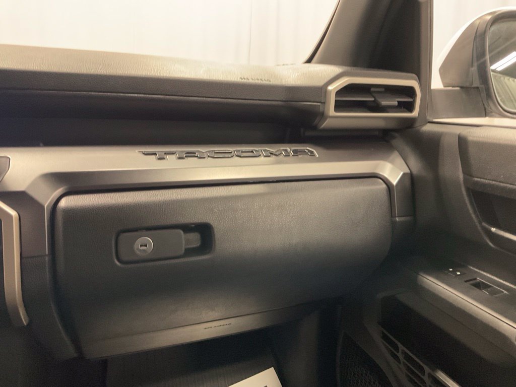 Used 2025 Toyota Tacoma SR5 AWD/4WD image 27
