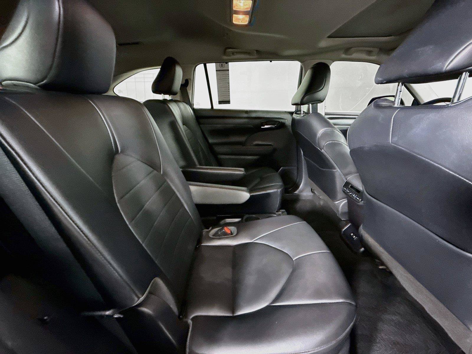 Used 2021 Toyota Highlander XLE AWD/4WD image 40