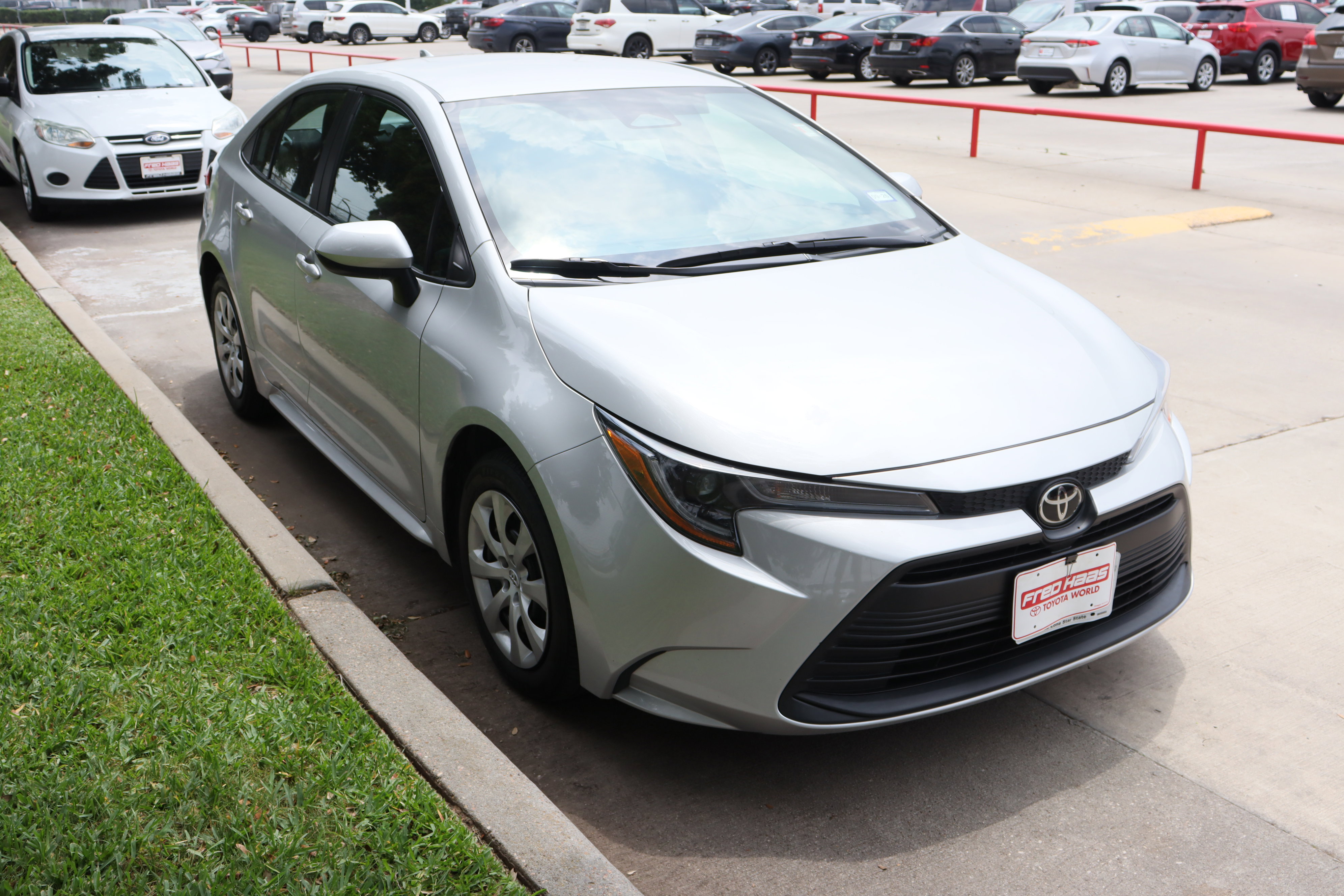 Used 2024 Toyota Corolla LE FWD image 2
