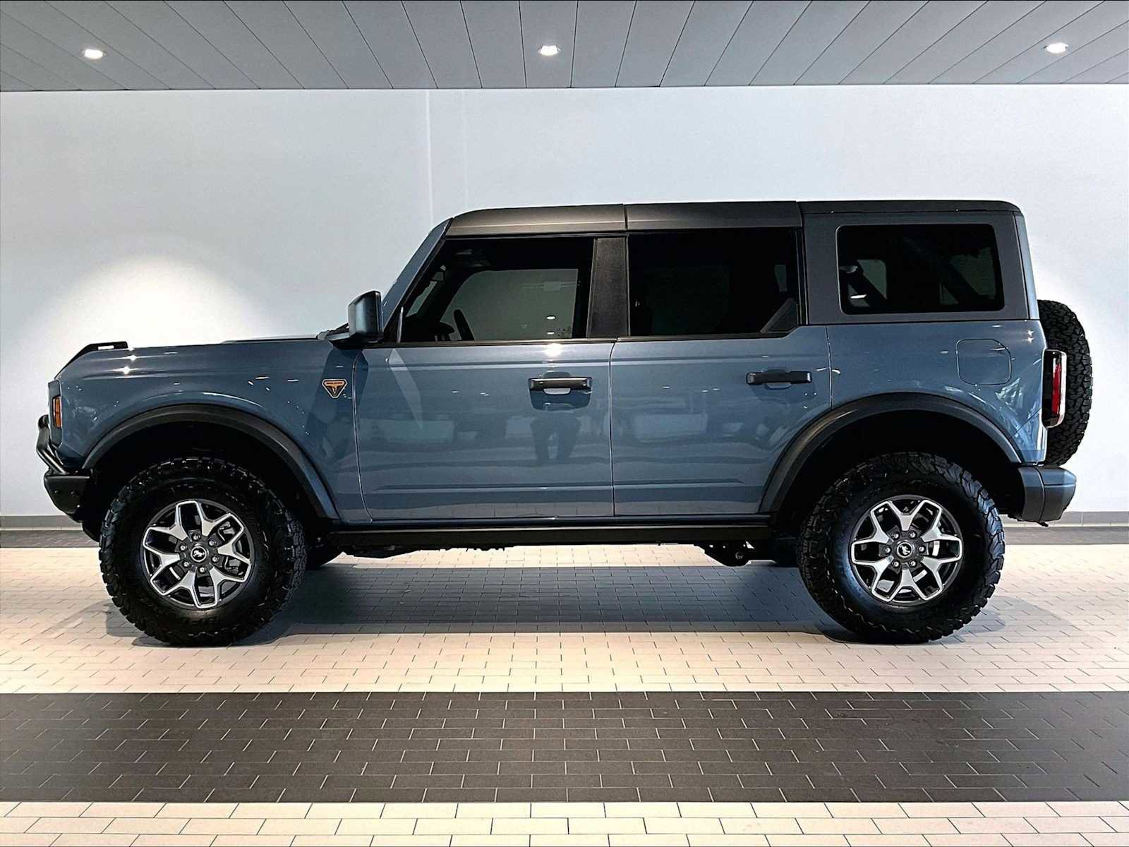 Used 2024 Ford Bronco Badlands image 2