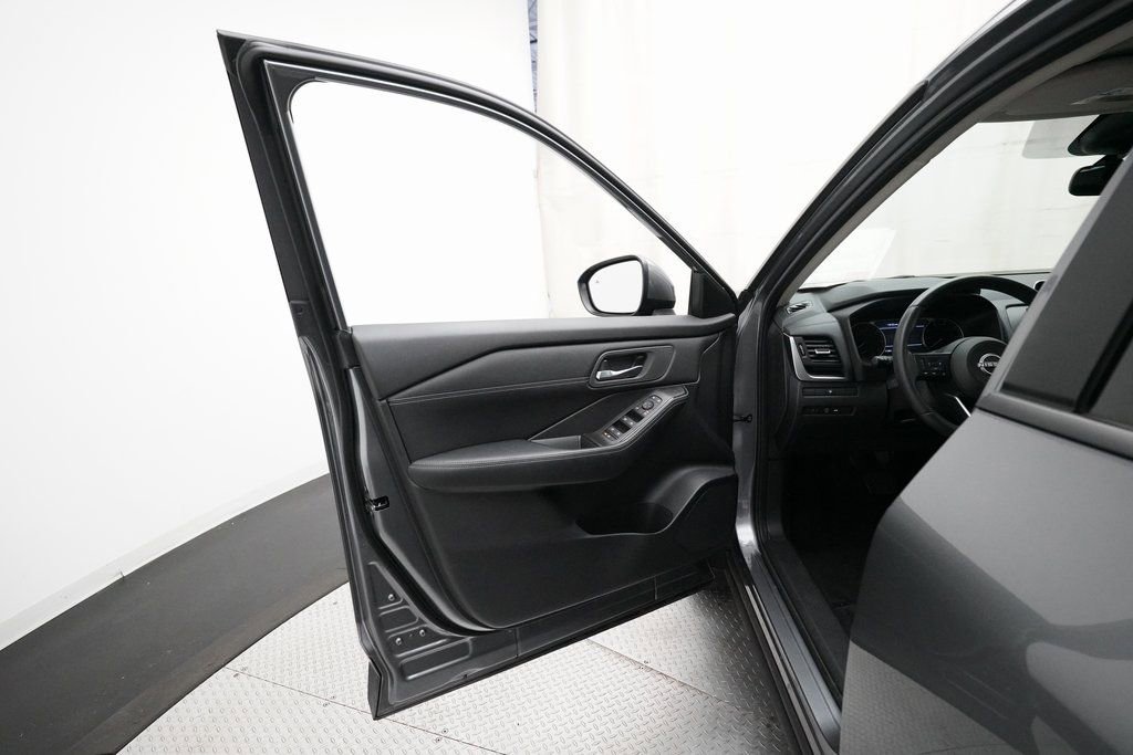 Used 2024 Nissan Rogue SV w/ SV Premium Package image 28